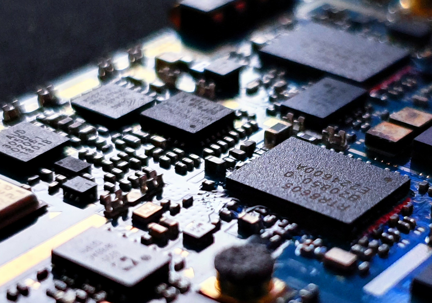 拜登簽署“對華投資限制”，涉量子技術、AI、先進半導體